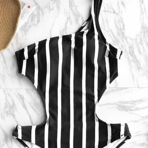 Cupshe BLACK AND WHITE STRIPE ONE-PIECE SWIMSUIT
